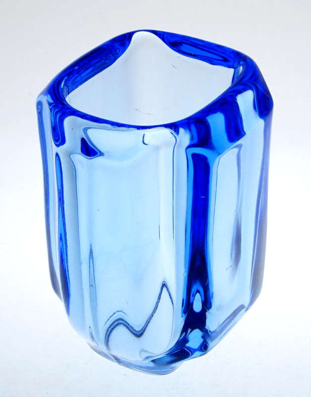 AN ICONIC DESIGN : RECTANGULAR BLUE VASE, DESIGNED BY LADENA VIZNEROVA IN 1968 FOR RUDOLFOVA GLASS