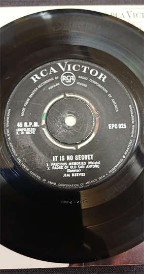 7 Single (7") - Jim Reeves - It Is No Secret