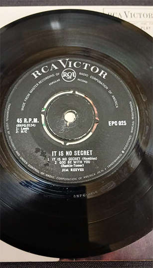 7 Single (7") - Jim Reeves - It Is No Secret
