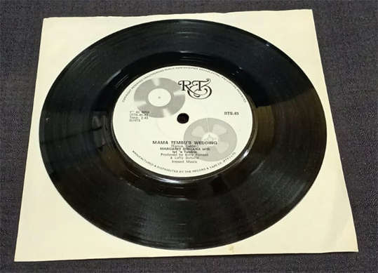 7 Single (7") - Margaret Singana & Ipi 'n Tombia - Mama Tembu's Wedding & The Warrior
