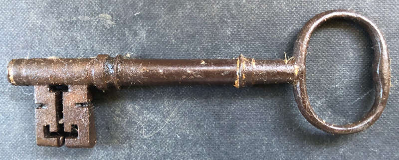 KEY LARGE GEORGIAN WIRE BOW CIRCA 1800'S SOLID CAST IRON