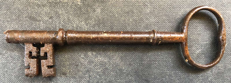 KEY LARGE GEORGIAN WIRE BOW CIRCA 1800'S SOLID CAST IRON