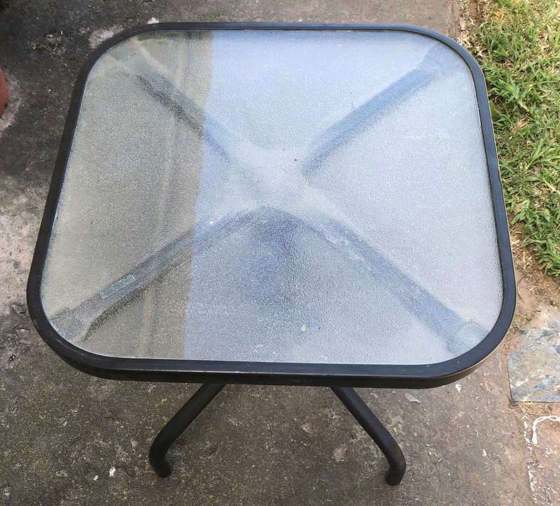 SIDE TABLE GLASS TOP AND METAL