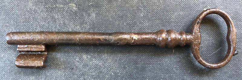 KEY LARGE GEORGIAN WIRE BOW CIRCA 1800'S SOLID CAST IRON