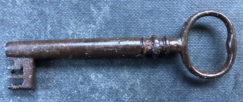 KEY GEORGIAN WIRE BOW CIRCA 1800'S SOLID CAST IRON