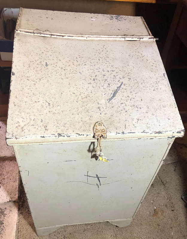 STORAGE BIN LARGE GALVANIZED ANTIQUE KITCHEN ON TYPICAL ELEVATED LEGS OF THE PERIOD