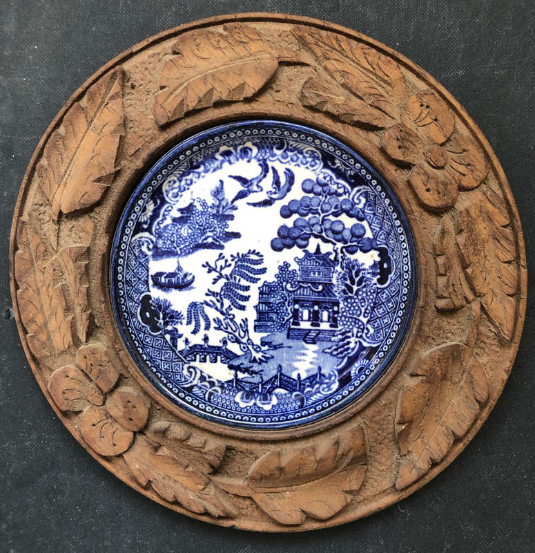BUTTER DISH CIRCA 1920 BLUE AND WHITE WILLOW PATTERN WITH TYPICAL CARVED OAK SURROUND