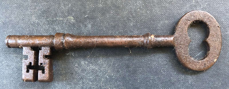 KEY LARGE GEORGIAN SQUASHED WIRE BOW CIRCA 1800'S SOLID CAST IRON