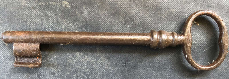 KEY LARGE GEORGIAN WIRE BOW CIRCA 1800'S SOLID CAST IRON