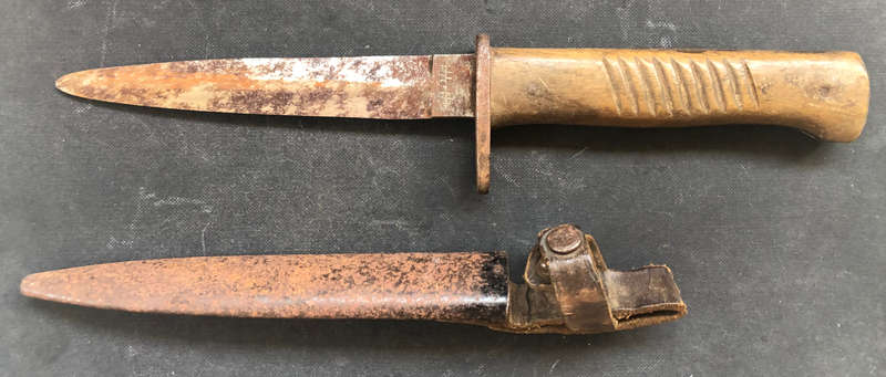 MILITARIA TRENCH DAGGER AND SHEATH SIGNED ERNST BUSCH SOLINGEN BLACK PAINT ON BOTH PEELED & FADED
