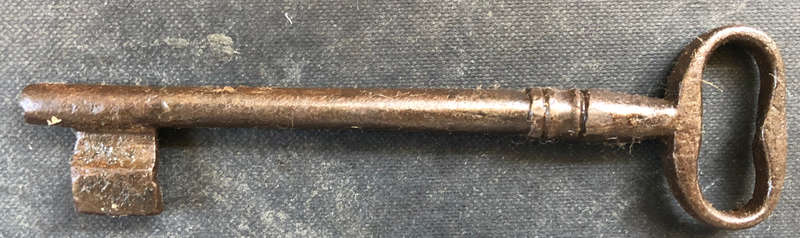 KEY LARGE GEORGIAN WIRE BOW CIRCA 1800'S SOLID CAST IRON