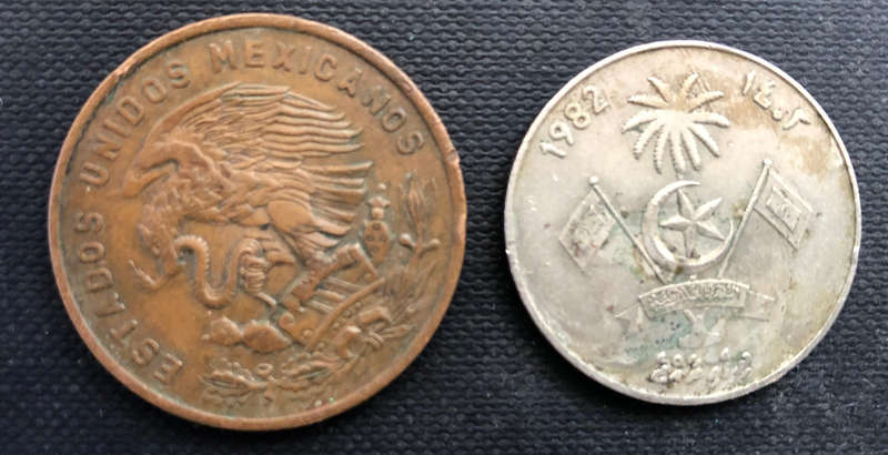 MALDIVES 1982 1 Rufiyaa & MEXICO 1966 20 Centavos Collection of two World Coins