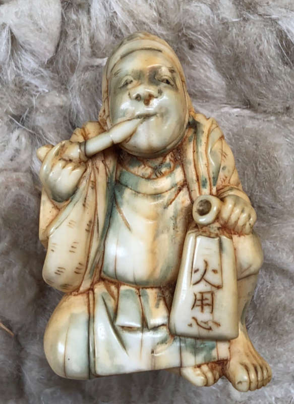 NETSUKE SIGNED ANTIQUE MAN SMOKING PIPE INTRICATELY HAND CARVED