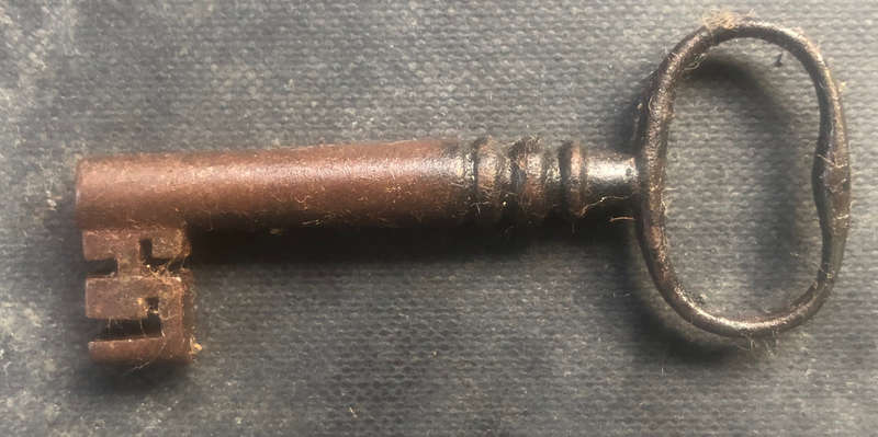 KEY GEORGIAN WIRE BOW CIRCA 1800'S SOLID CAST IRON