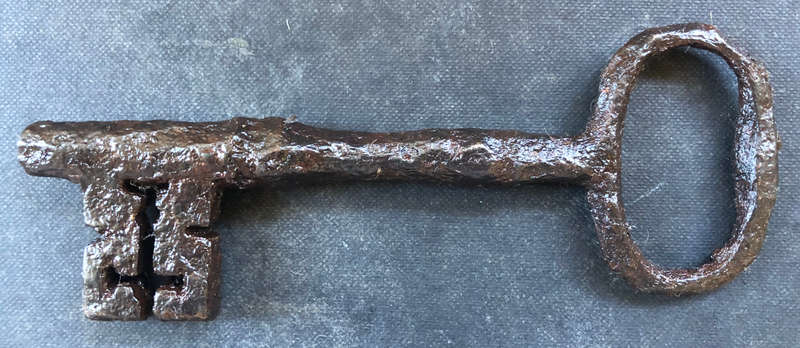 KEY LARGE GEORGIAN WIRE BOW CIRCA 1800'S CAST IRON