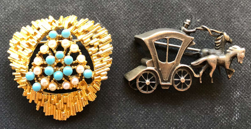 BROOCHES VINTAGE HEART SHAPED AND HORSE CARRIAGE
