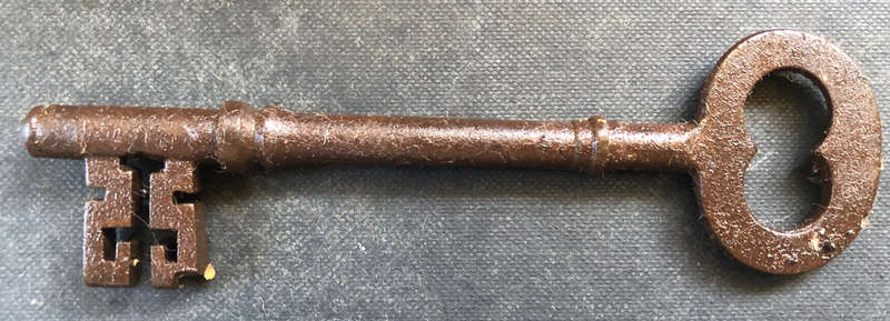 KEY LARGE GEORGIAN SQUASHED WIRE BOW CIRCA 1800'S SOLID CAST IRON