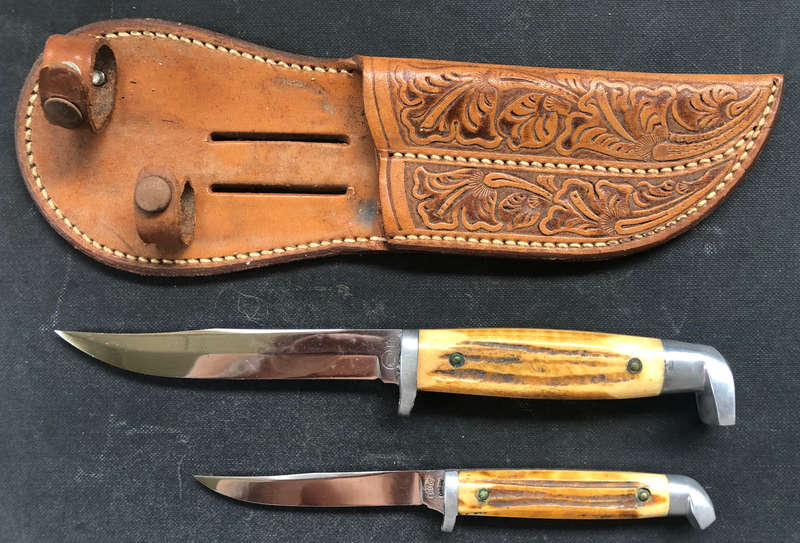 KNIVES PAIR HUNTING KNIVES IN ORIGINAL LEATHER SHEATH SIGNED QUEEN CUTLERY WITH TYPICAL BONE HANDLES