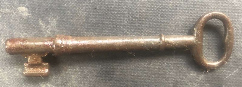 KEY LARGE GEORGIAN WIRE BOW CIRCA 1800'S SOLID CAST IRON