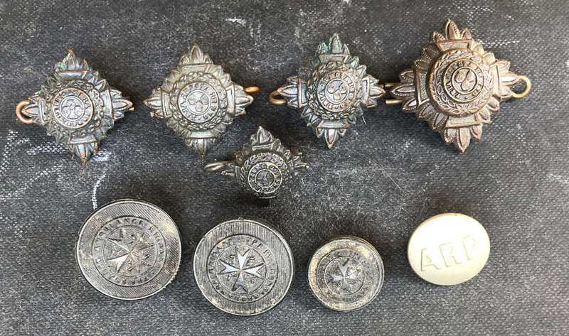 MILITARY COLLECTION BRITISH OFFICERS PIPS, AIR RAID PRECAUTION BUTTON & 3 ST JOHNS AMBULANCE BUTTONS
