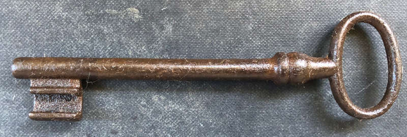 KEY LARGE GEORGIAN WIRE BOW CIRCA 1800'S CAST IRON