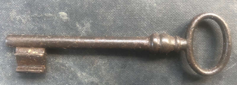 KEY GEORGIAN WIRE BOW CIRCA 1800'S SOLID CAST IRON