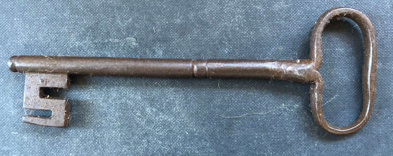 KEY LARGE GEORGIAN WIRE BOW CIRCA 1800'S CAST IRON WITH TYPICAL S CUT WARDS