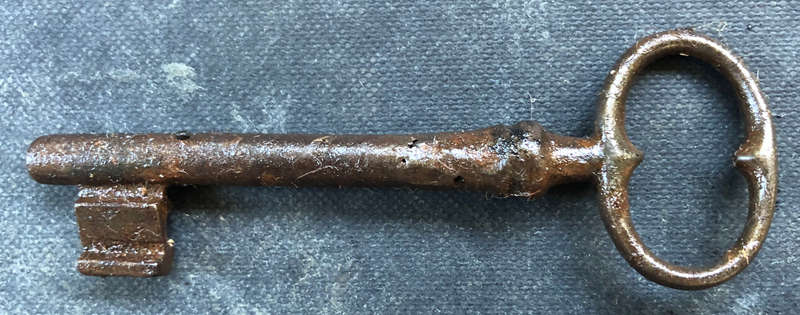 KEY GEORGIAN WIRE BOW CIRCA 1800'S SOLID CAST IRON