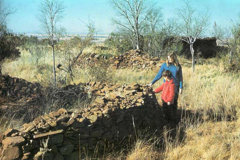 Ancient Ruins and Vanished Civilisations of Souther Africa  --   Roger Summors