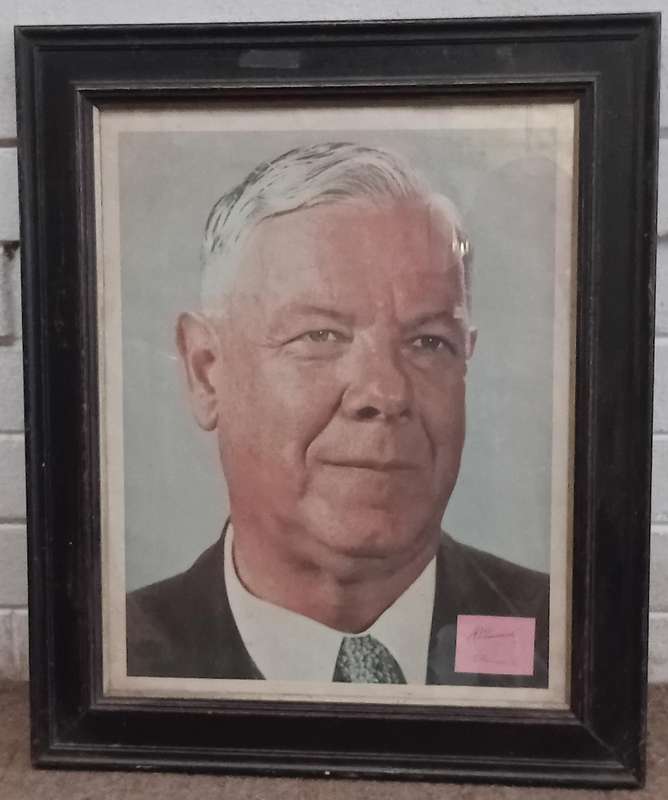 Dr H F Verwoerd - Geraamde foto met Handtekeninge van Dr sowel as Tannie Betsie