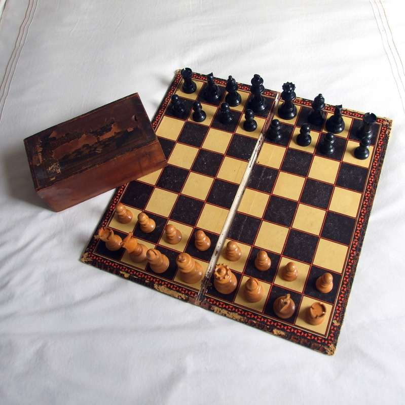 Vintage boxed Staunton style Chess set and Board. King 70mm, Complete.