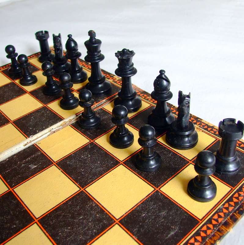 Vintage boxed Staunton style Chess set and Board. King 70mm, Complete.