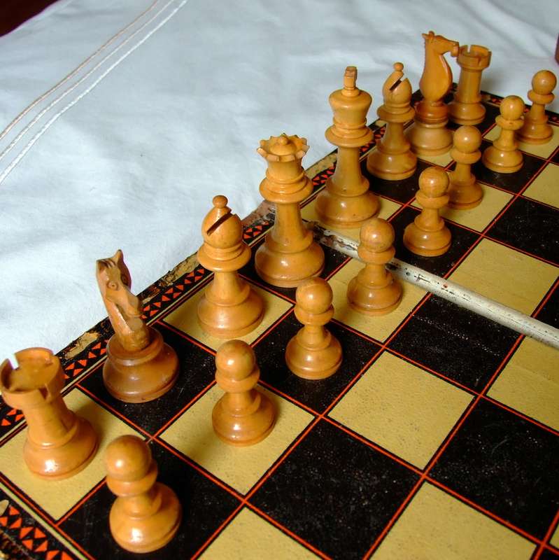 Vintage boxed Staunton style Chess set and Board. King 70mm, Complete.
