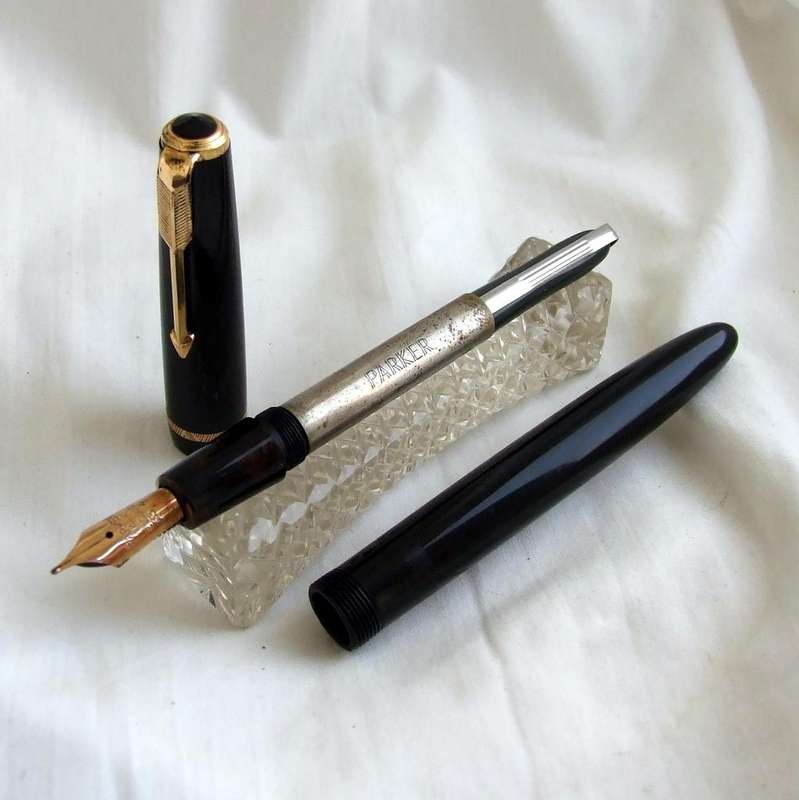 Vintage black made in England PARKER DUOFOLD in good and working condition, 14ct nib.