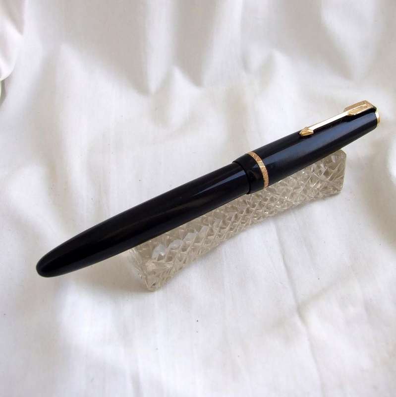 Vintage black made in England PARKER DUOFOLD in good and working condition, 14ct nib.