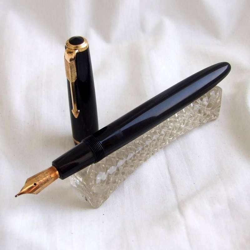 Vintage black made in England PARKER DUOFOLD in good and working condition, 14ct nib.