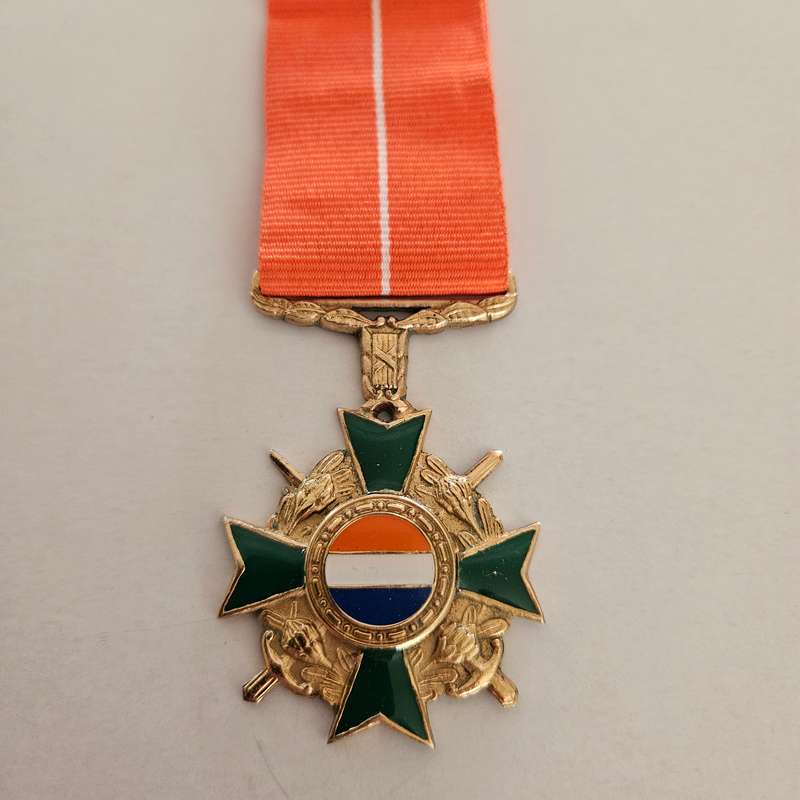 Honoris Crux Gold