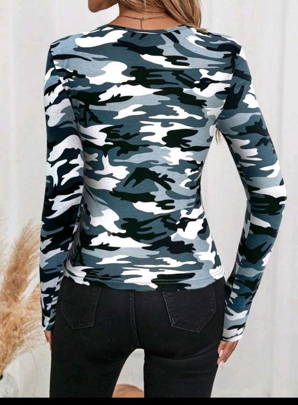 Stunning  Top:  XL