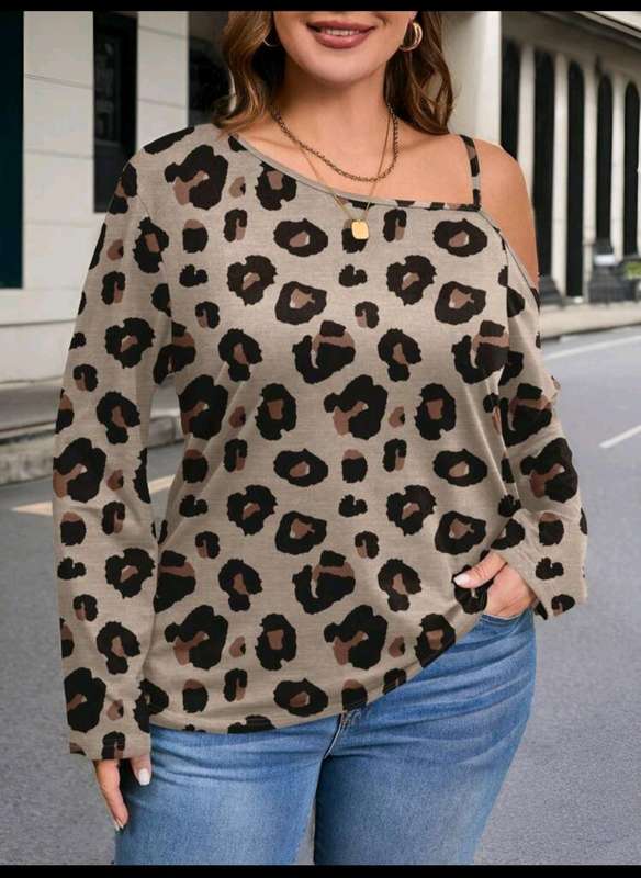 Stunning  Top:  3XL