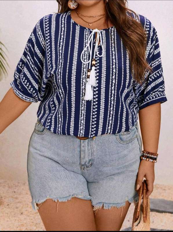 Stunning  Top: 4XL
