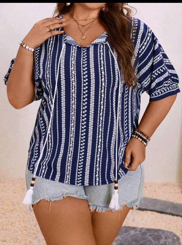 Stunning  Top: 4XL