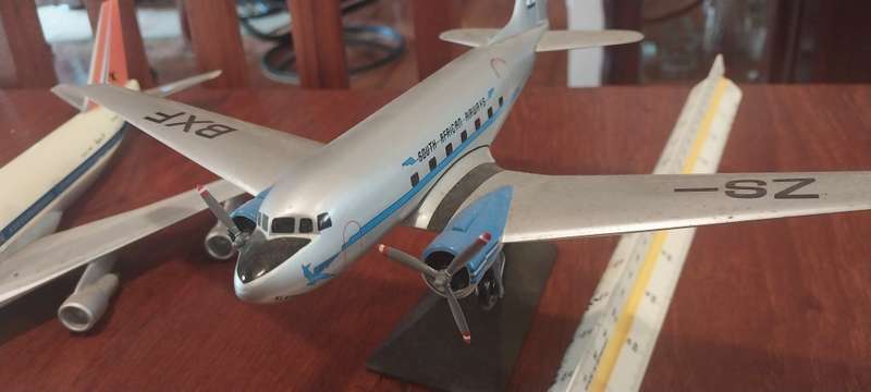 DC-3 SUID-AFRIKAANSE LUGDIENS ZS-BXF "Klapperkop" Snap-Fit ABS Plastic Model Scale : 1/100