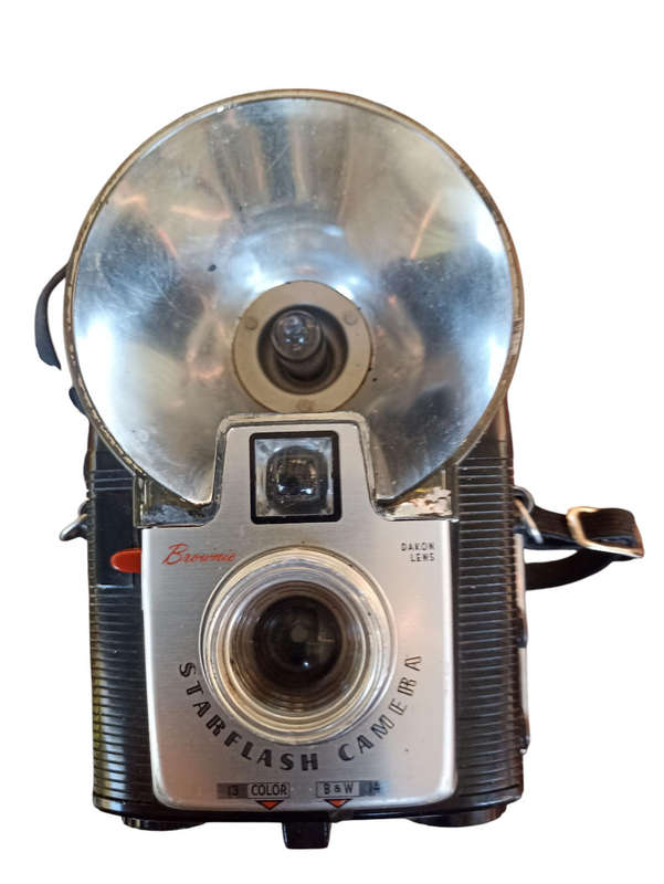 Vintage Brownie Starflash Dakon lens 126 camera in good working condition