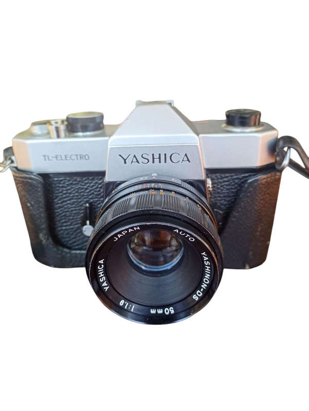 Vintage Yashica TL-Electro 35mm camera with 1:19 50mmYashinion D Lens an leather carry bag