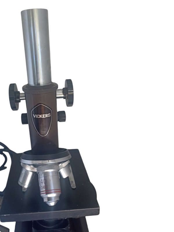 Vickers No 880373 - 3 lenses (40 0.65, 4 010 & 10 025)Microscope working order & light is working