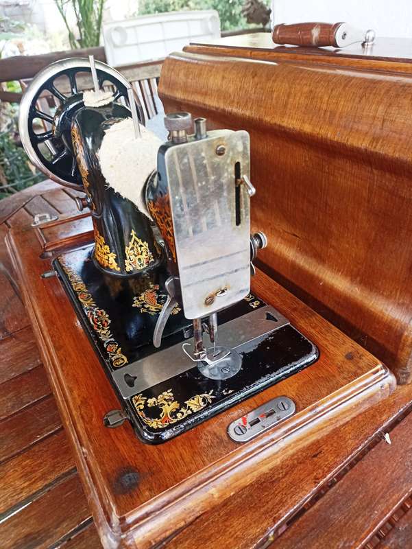 Vintage Jones Family C.S. English made-serial 430737-Crank Sewing Machine- good working condition