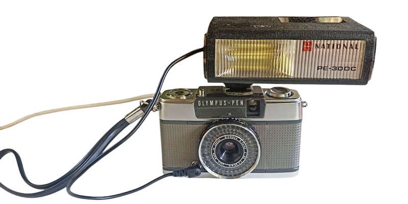 Olympus Pen-EE -2 Half Frame 35mm Film Camera 1:3.5 f2.8cm with Nasional flash