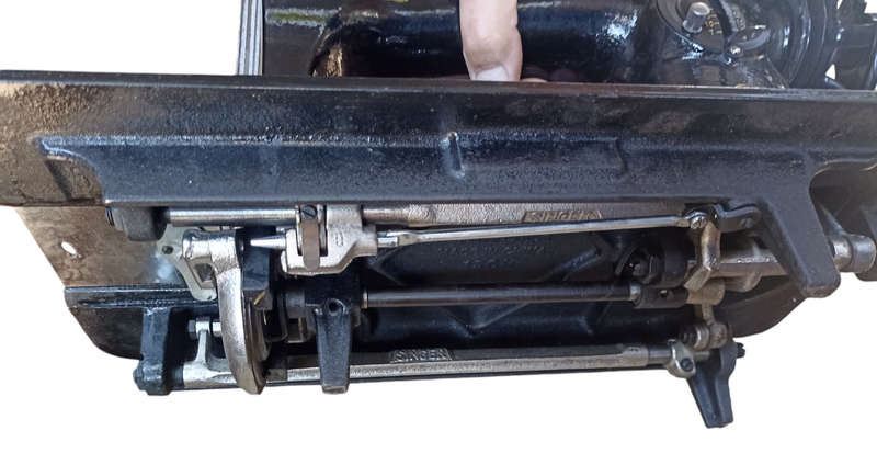 Vintage Singer Crank Sewing Machine from the 50`s in Carry Case-not working