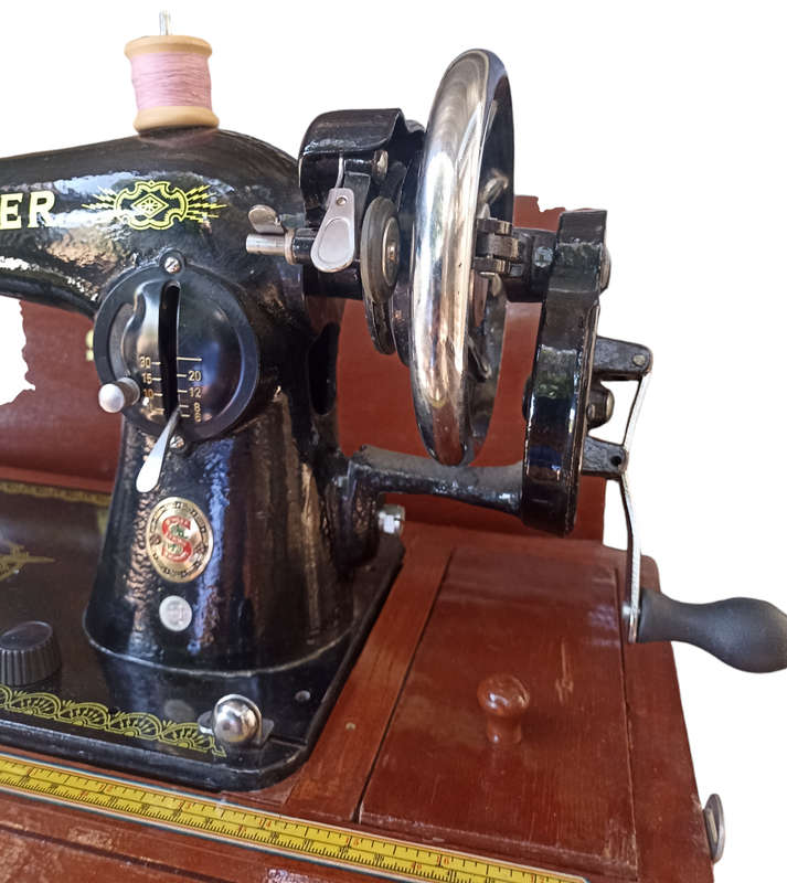 Vintage Singer Crank Sewing Machine from the 50`s in Carry Case-not working