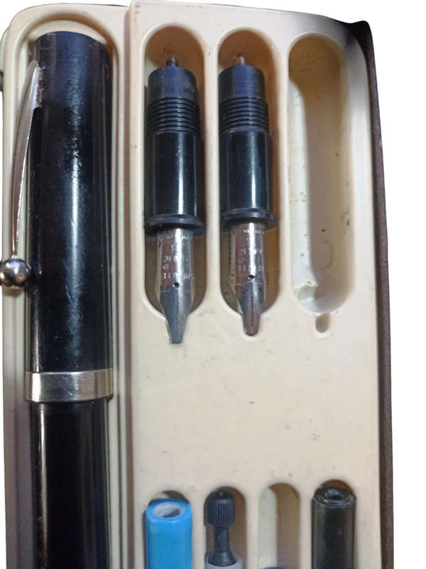 Vintage Sheaffer Italic F - USA Fountain pen and 2 Sheaffer Italic B replacement nibs